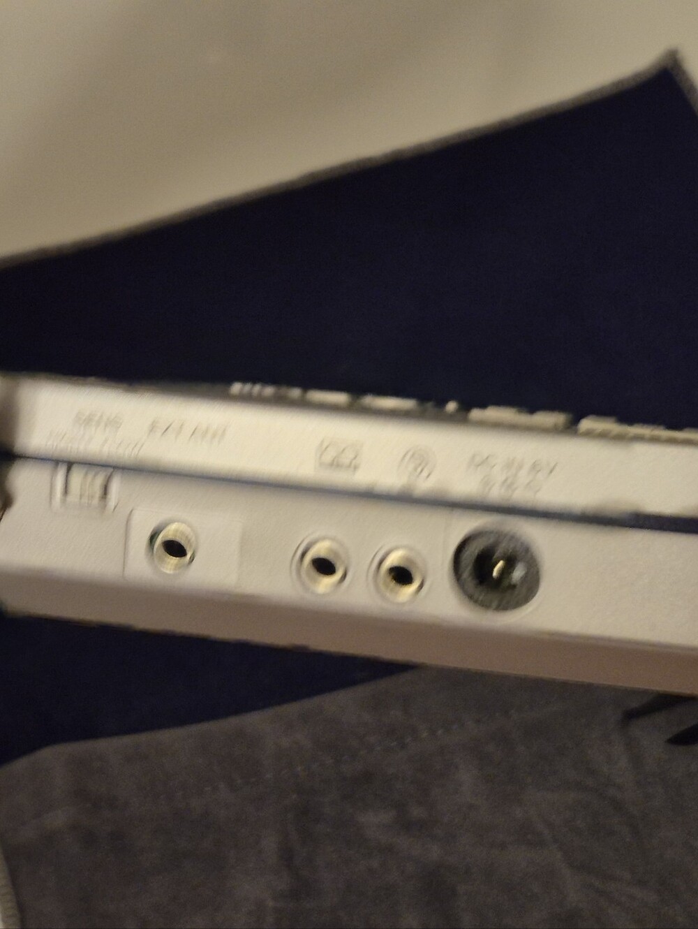Vintage Sony Icf-2002 Radio - Picture 9 of 13